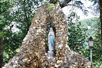 Statue de la Vierge sur la place de l'eglise