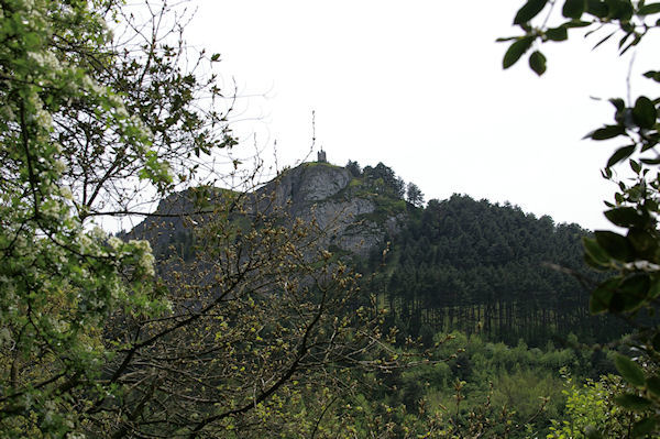 La statue de St Stapin dominant la valle du Taurou