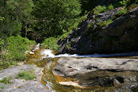 Une petite cascade sur le Taurou