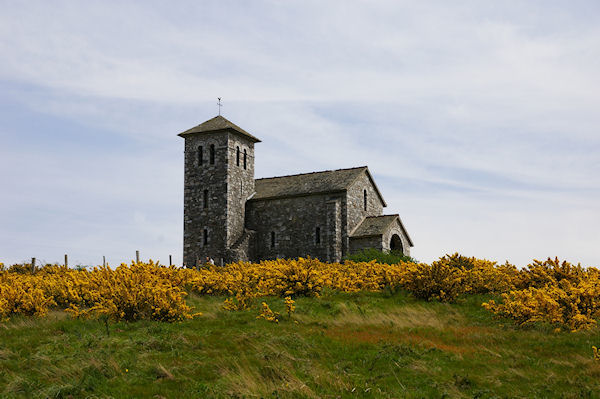 La Chapelle de St Frrol au milieu des genets