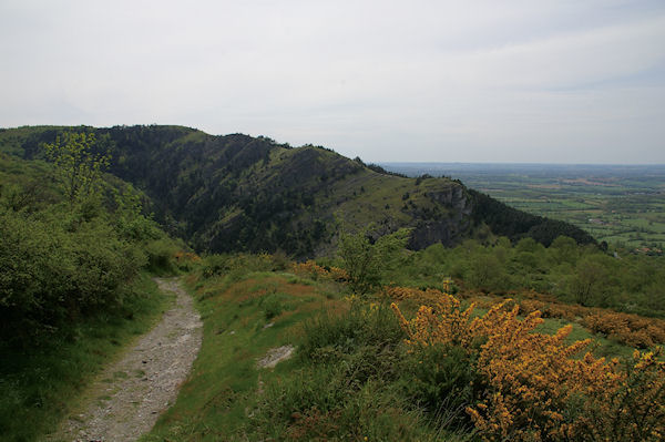 Le chemin plongeant vers la valle du Taurou