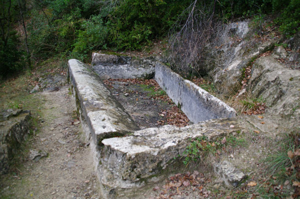 Un lavoir vers la Grotte de la Pyramide