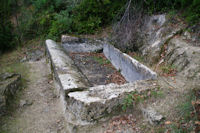 Un lavoir vers la Grotte de la Pyramide