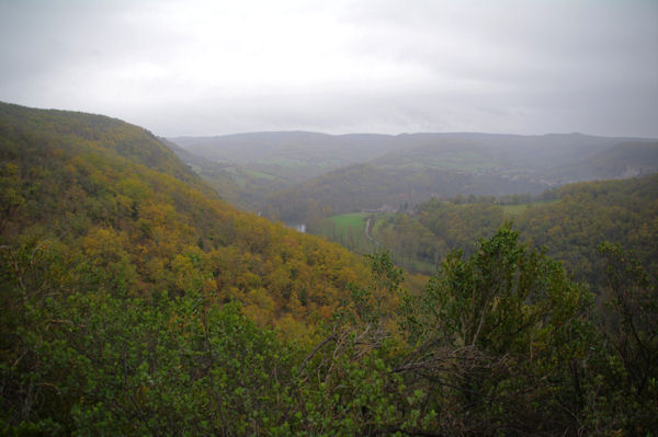 La valle de l_Aveyron depuis le Pech Grignal