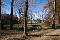 Au fond, le lac de St Ferreol depuis le parking de l'Hermitage