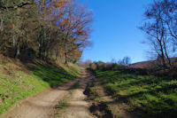 Le chemin au dessus du vallon du ruisseau de Montmaur