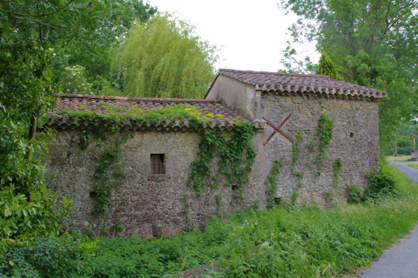 Un ancien moulin sur le ruisseau d_Alric