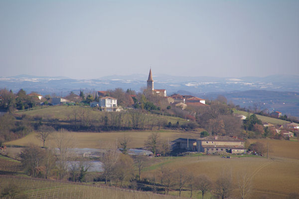 Senouillac, en arrire plan, la Montagne Noire enneige