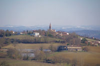 Senouillac, en arriere plan, la Montagne Noire enneigee