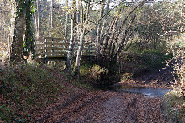 Le petit pont pour franchir le Tescou