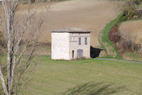 Une maison isole,  droite, le chemin montant  Montegut