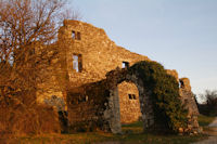 La facade Ouest de la Commanderie des Templiers de Vaour au soleil couchant