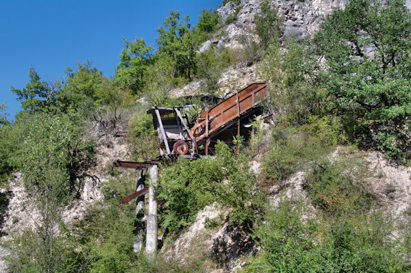 Vielles installtions de la carrire de Combe Longue