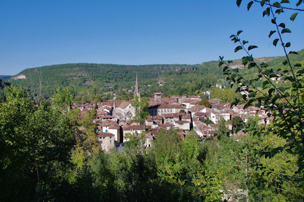 St Antonin Noble Val depuis les pentes des Rochers d_Anglars