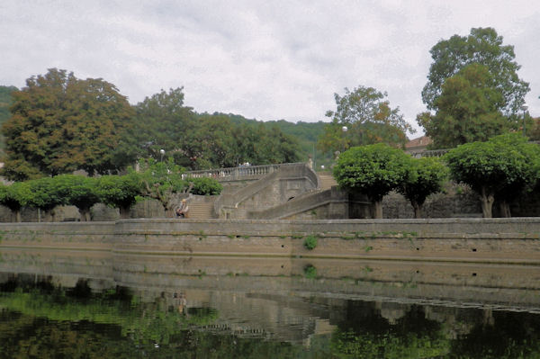 Les quais sur l_Aveyron  St Antonin Noble Val