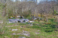 Le dolmen d'Al Pech est par la...