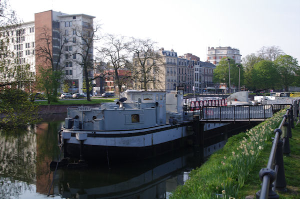 Les pniches  quai sur le canal de la Dele