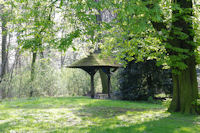 Un abri dans le Bois de la Dele