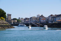 Le chenal menant au port des Sables d'Olonne, au fond, la Tour d'Arundel