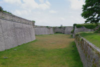 Des douves sur les remparts de St Martin de R