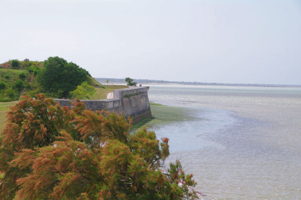 Le remparts du Port de St Martin de R