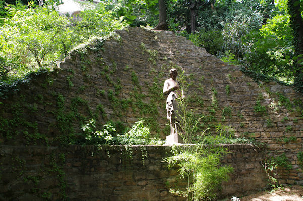 Une statue dans le Jardin des Hortensias