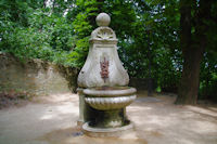 Une fontaine dans le Jardin des Hortensias