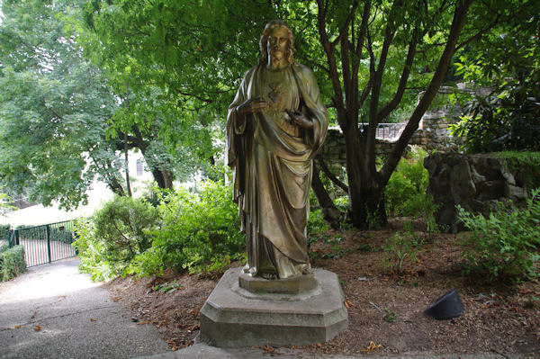 Une statue dans le Jardin des Hortensias