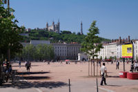 La Basilique de Fourvire et l_metteur depuis la Place Bellecour