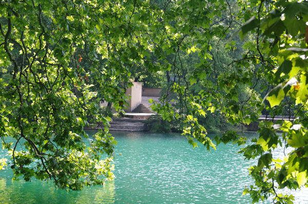 Les marches menant au monument sur l_Ile du Souvenir