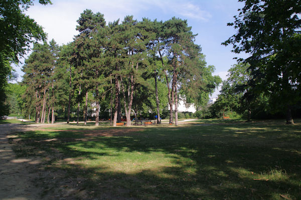 Un petit parc sur campus de l_Universit Claude Bernard