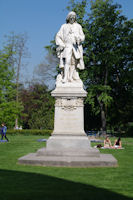 La statue de De Jussieu devant les serres du jardin botanique du parc de la Tete d'Or