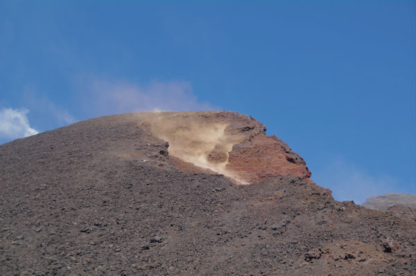 Les pierres dvalent dans le nouveau cratre de l_Etna