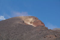 Les pierres devalent dans le nouveau cratere de l'Etna