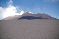 L'Etna, devant, les cendres de la semaine precedente