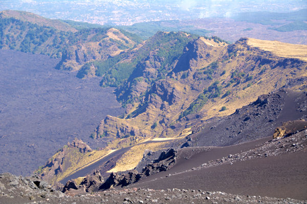 La Serra del Salifizio dans la caldera de l_ancien cratre de l_Etna