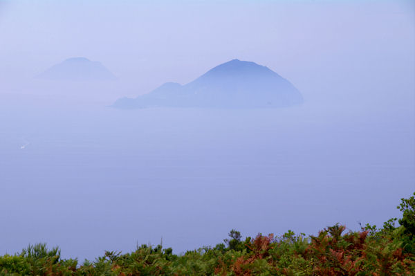 Les Iles Alicudi et Filicudi depuis le Monte Fossa delle Felci