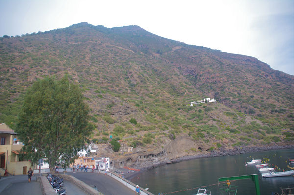 Le port de Rinella domin par le Monte Fossa delle Felci