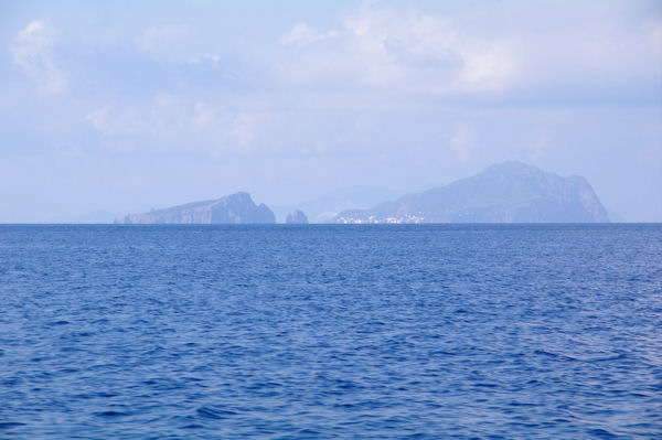 L_Ile de Baziluzzo  gauche et l_Ile de Panara  droite depuis la Punta del Monaco