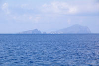 L'Ile de Baziluzzo a gauche et l'Ile de Panarea a droite depuis la Punta del Monaco