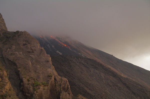 Les roches incandessentes dvalent la Sciarra de Fuoco