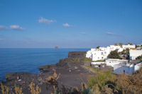 La plage de Pischita  Stromboli, au fond, le Strombolicchio