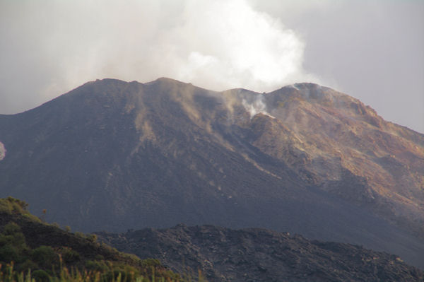 Le cratre fumant du Stromboli et les pierres qui dvalent