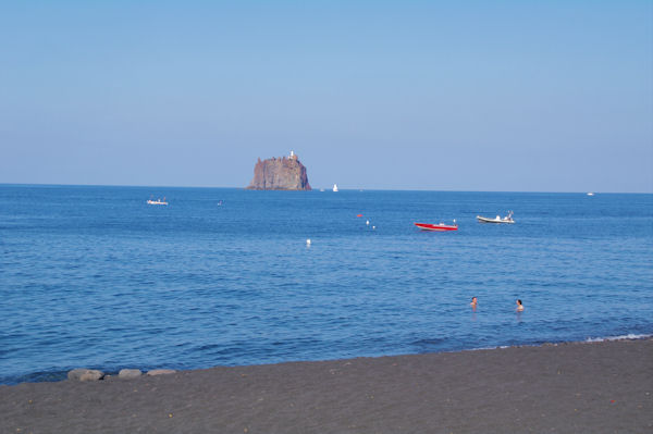 Le Strombolicchio depuis la Strada Patrulla