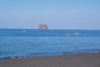 Le Strombolicchio depuis la Strada Patrulla