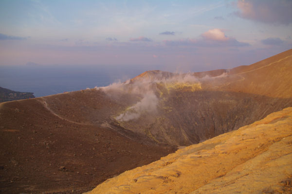 Le cratre du Vulcano et ses fumeroles