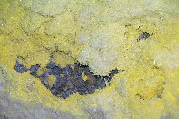 Cristaux de souffre sur le cratre du Vulcano