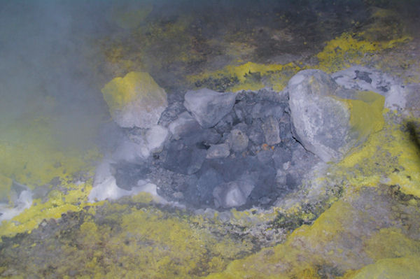 Fumeroles brulantes sur le Vulcano