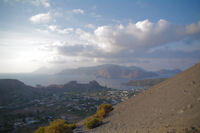 Le port de Ponente, derrire, l_ile de Lipari et plus loin, l_ile de Salina