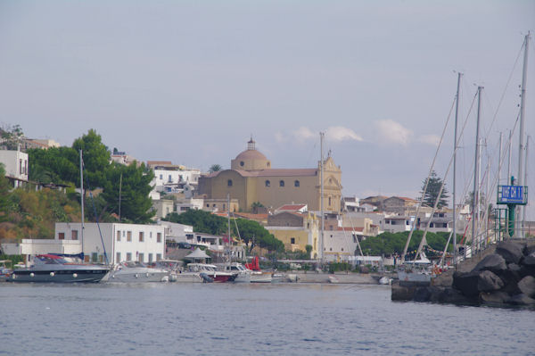 Le port de Pozzo d_Agnello  San Marina Salina